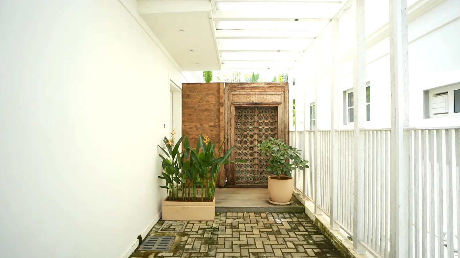 The entrance of a finished villa at La Mandre, the first view of the walkthrough